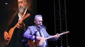 Zafer Bayramı'nda Muradiye Meydanı'nda türkü dolu gece: Tolga Çandar hayranlarını coşturdu