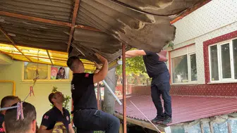 Edirne'de çatıda mahsur kalan şahıs ekiplerin zamanında müdahalesiyle indirildi