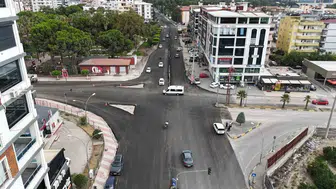 Dörtyol'da 5 ana cadde beton asfaltla buluşuyor: Prestij Cadde Projesi'nde aydınlatma montajı başladı