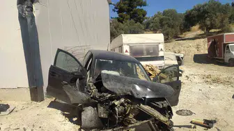 Söke-Kuşadası yolunda dehşet anları: Otomobil iş yerine uçtu