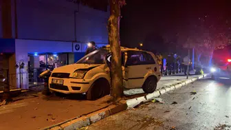 Denizli'de trafik kazası: Direksiyon hakimiyetini kaybeden sürücü ağaca çarptı