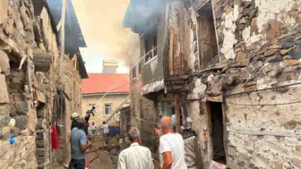 Kemaliye'de yangın alarmı: Kışlacık köyünde 8 ev kullanılamaz hale geldi