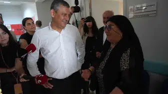 Kocaeli'de vatandaşın 'Kılıçdaroğlu baba ne oldu?' sorusuna Özel'den gülerek yanıt