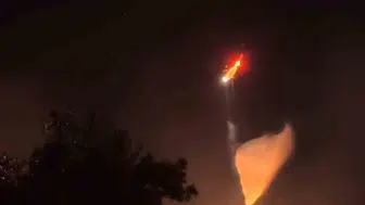 Fethiye'de gece yangınında tek hava gücü yerli helikopter oldu: Nefes 2,5 ton suyla alevleri denizden kesti