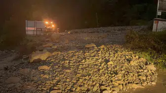 Çaykara'da sağanak Koşon Deresi'ni taşırdı: Yol kapandı