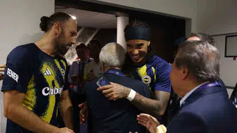 Aziz Yıldırım, Lyon zaferinin ardından soyunma odasında takımı kutladı