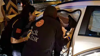 Bursa'da direksiyon başında sıkışan sürücüyü itfaiye kurtardı