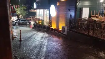 İstanbul'da aniden bastıran sağanak hayatı felç etti: Yollar göle döndü