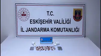 Sivrihisar yolunda jandarma operasyonu: Otobüs yolcusunun üzerinden 128 sentetik hap çıktı