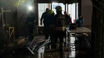 Dağkent'te ikiz villanın bahçesindeki odunluk alevlere teslim oldu