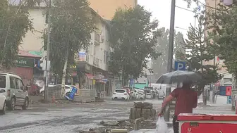 Ardahan'da ani bastıran dolu ve sağanak tarımı vurdu, yollar göle döndü