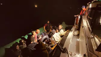 Seferihisar açıklarında gece operasyonu: 31 düzensiz göçmen yakalandı