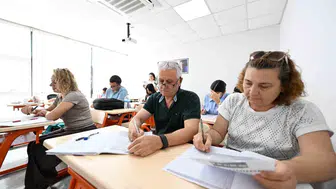 Mersin'de yetişkinler için ücretsiz İngilizce seferberliği: Sertifikalı eğitimle dil bariyerleri aşılıyor