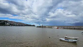 Zonguldak Limanı'nda sağanak sonrası kirlilik alarmı: Derelerden gelen atıklar denizi kapladı