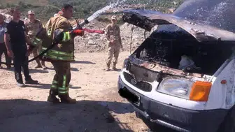 Antakya'da seyir halindeki minibüsün motoru alevlere teslim oldu
