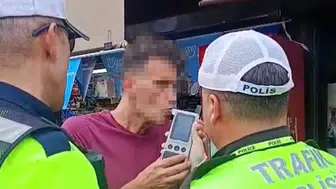 Saraçlar Caddesi'nde kaza yapan sürücü alkolmetre testinde polise zor anlar yaşattı