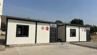 Erdemli Belediyesi kendi atölyelerinde ürettiği konteyner sınıfları okullara kazandırdı