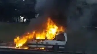 Esenler'de sabah trafiğinde servis minibüsü dehşeti: Araç küle döndü