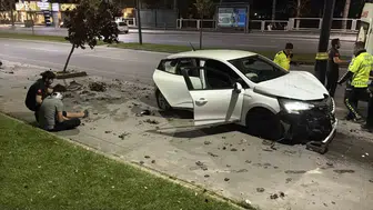 Sivas'ta gece yarısı dehşeti: Direğe saplanan otomobilden yaralı halde kaçtı