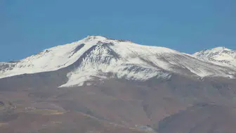 Erzincan'ın zirvelerine mevsimin ilk karı düştü: Kış hazırlıkları hız kazandı