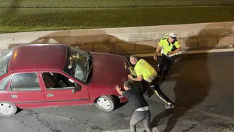 Kayseri'de kaza yapan araçları polis ekipleri elleriyle iterek yolu açtı