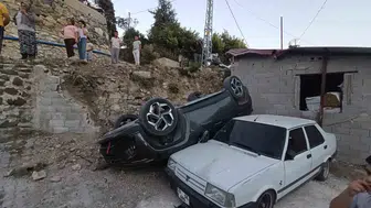 Yaylacık Mahallesi'nde kaza yokuşu korkusu: 3 ayda iki araç bahçeye uçtu