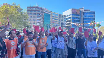 Konak Belediyesi'nde maaş krizi: İşçilerden yönetime kırmızı kartlı protesto