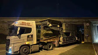 Osmaniye'de ağır tonajlı tır köprü altında mahsur kaldı