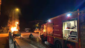 Uşak'ta park halindeki araç küle döndü: Kundaklama şüphesiyle soruşturma başlatıldı