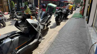 Bayramyeri Sokak'ta kurye motosikletleri yaya yolunu işgal ediyor