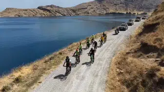 Van Gölü kıyısında pedal çeviren sporcular İncekaya’nın turizm potansiyeline dikkat çekti