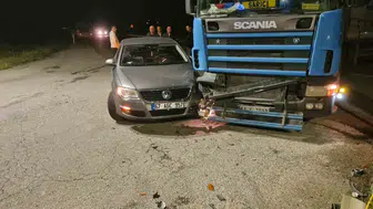 Perşembe Kavşağı'nda tır ve otomobilin karıştığı kaza trafiği durdurdu
