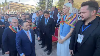 Adalet Bakanı Gürlek'in Söğüt'teki şenliklerdeki tokalaşma tercihi dikkat çekti