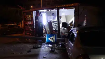 Malatya'da gece yarısı dehşeti: Kontrolden çıkan otomobil konteyner dükkanları yerle bir etti