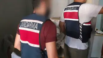 Adana'da jandarma baskını: Kaleşnikof ve binlerce uyuşturucu hap ele geçirildi