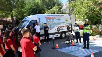 Köyceğiz'de jandarma ekipleri minik öğrencileri trafik dedektifi olarak yetiştiriyor
