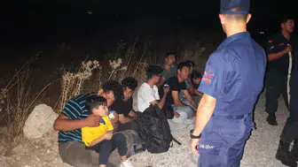Çeşme kıyılarında mahsur kalan 18 göçmen için gece operasyonu
