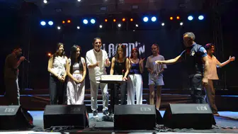 Selendi'de kurtuluş coşkusu sahnede doğum günü sürpriziyle taçlandı
