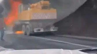 Bursa-İnegöl yolunda seyir halindeki iş makinesi küle döndü