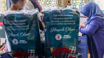 Ümraniye'de okul heyecanı: 5 bin öğrenciye kırtasiye yardımı eli
