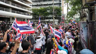 Bangkok'ta İsrail Büyükelçiliği önünde toprak satışı ve turist davranışları protestosu