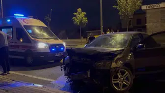 Melikgazi'de 15 Temmuz Bulvarı'nda direksiyon hakimiyeti kaybedilen araç duvara çarptı