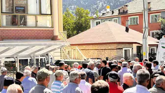 Kaskına giren arı faciaya yol açtı: Motosiklet sürücüsü yayaya çarptı