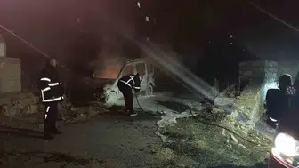 Niğde'de park halindeki araç alevlere teslim oldu