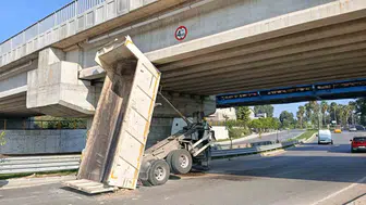 Adana'da ASKİ kamyonunun damperi açılınca hızlı tren köprüsünde sıkıştı