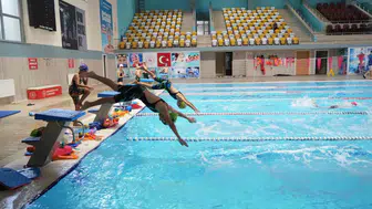Muş’un havuzlarında olimpiyat hayali: Genç yüzücüler madalya için kulaç atıyor