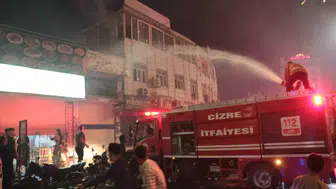 Cizre'deki maç kutlamaları sırasında havai fişekler faciaya yol açtı: 3 iş yeri yandı, bir itfaiye eri yaralandı