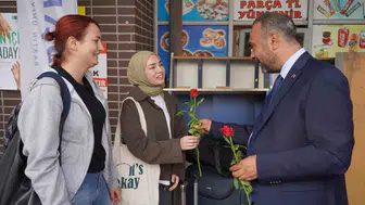Bartın Üniversitesi'nde yeni dönem karşılaması: Rektör Akkaya öğrencileri otogarda çiçeklerle ağırladı