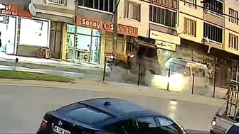 Bursa'da tarım işçilerini taşıyan panelvanın karıştığı kaza güvenlik kamerasına yansıdı