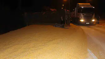 Bir yudum su içmek isterken 25 ton mısır yola saçıldı
